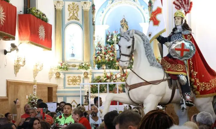 Devotos se reúnem no coração do Rio para festejar o dia de São Jorge