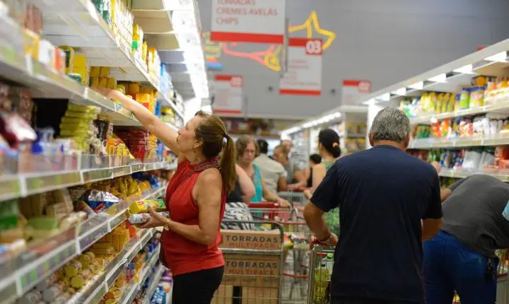 Debate sobre fim da escala 6x1 divide opiniões sobre impactos econômicos