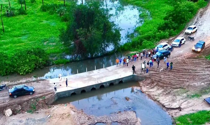 Gestão do prefeito Sabino entrega passagem molhada e nova usina solar na zona rural de Apodi