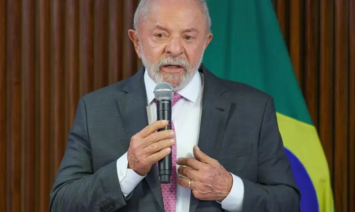 Lula defende que educação brasileira não necessita de modelo cívico-militar