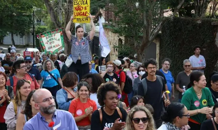 Manifestantes protestam contra entrada de PMs armados em escola de SP