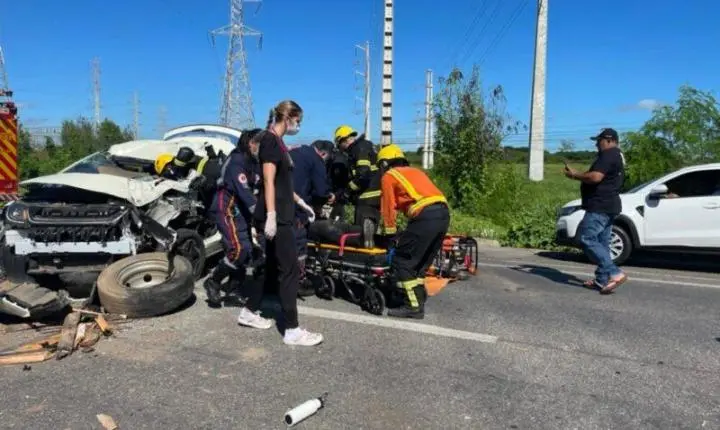 Motorista fica em estado grave após colisão com caminhão na BR-304 em Mossoró