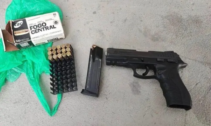 Mulher é presa com pistola de uso restrito após desembarcar de balsa em Grossos