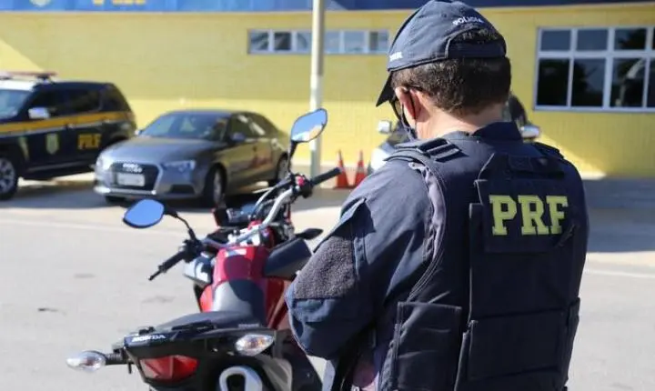 Mulher é presa transportando 1kg de droga em veículo na BR-304