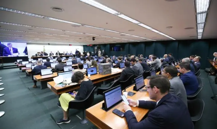 Relatório sobre a LDO 2027 indica desafios na estabilização da dívida pública