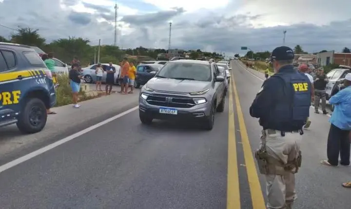 Ônibus da Polícia Penal colide com caminhão na BR-304 em Assú