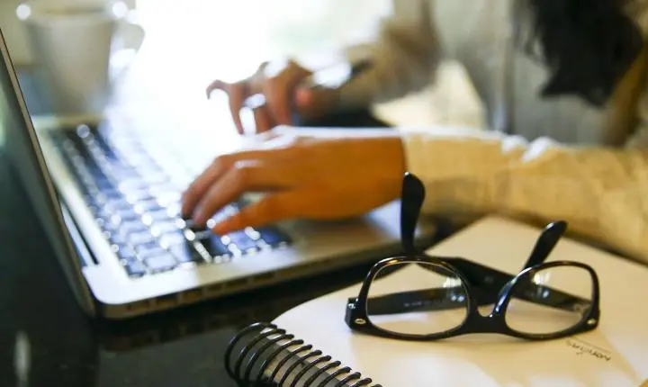 ONU Mulheres destaca escalada da violência digital contra jornalistas