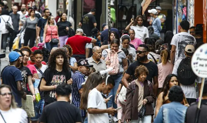 População brasileira desacelera crescimento e envelhece, aponta Pnad 2025