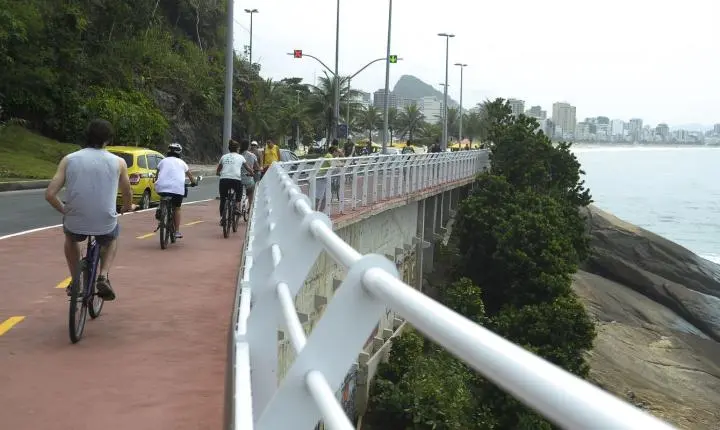 Ciclovia Tim Maia é fechada no Rio após ondas atingirem 2 metros