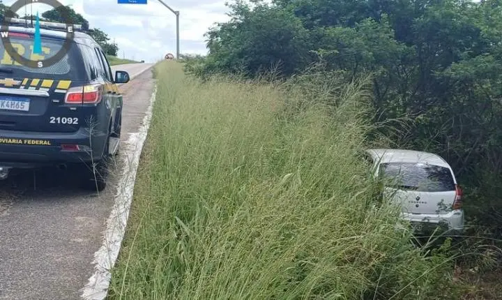 PRF recupera veículo roubado horas após crime no interior do RN