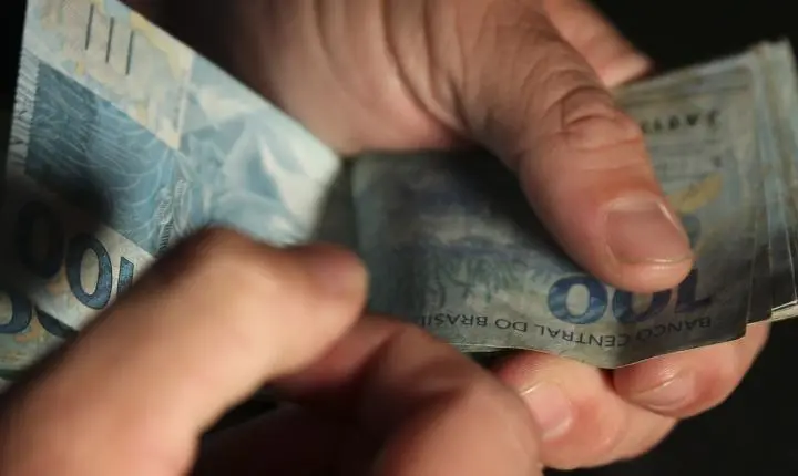Rendimento médio do brasileiro alcança R$ 3.722 e estabelece novo recorde