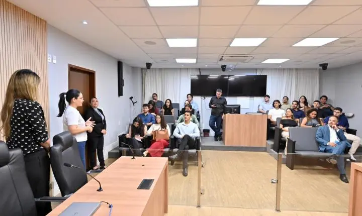 Visita de alunos da UFRN à ALRN aproxima teoria e prática do Direito